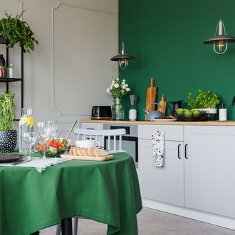 Ilustrasi dapur dengan warna hijau zamrud