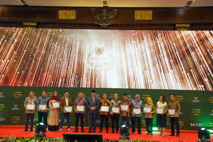 Para penerima Baznas Awards 2024 sedang berfoto dalam acara anugerah Baznas Award 2024 di Gedung Baznas Republik Indonesia (RI), Jakarta, Kamis (7/3/2024).