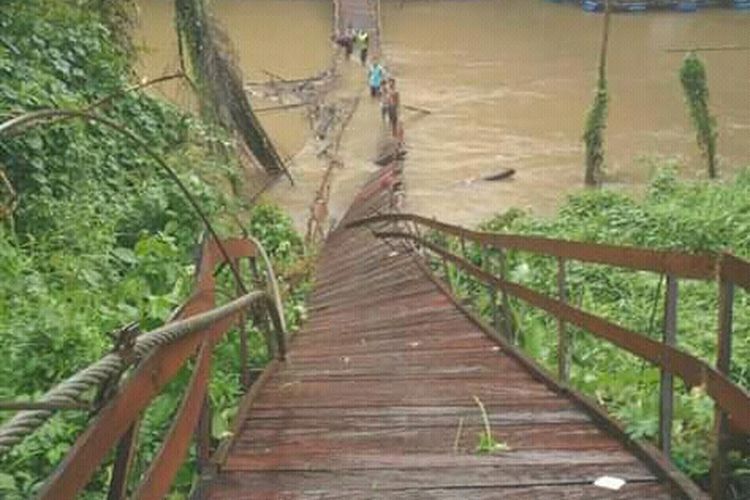 Jembatan gantung penghubung antar desa ambruk di Desa Babayau, Kecamatan Paringin, Kabupaten Balangan, Kalsel, Minggu (12/1/2020).