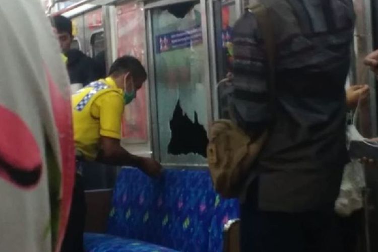 Kaca jendela sebuah kereta rel listrik (KRL) rute Bogor - Jakarta pecah setelah dilempar dengan batu oleh oknum tidak dikenal di antara Stasiun Citayam ke arah Depok, Selasa (4/6/20190) malam kemarin, pukul 21.48 WIB.
