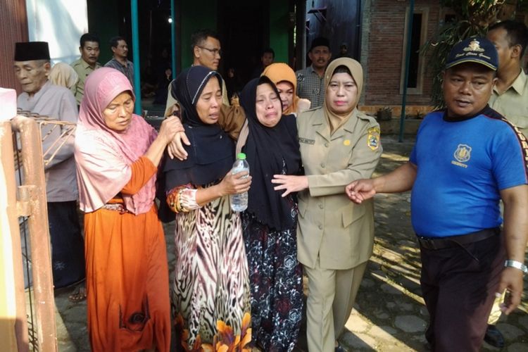 Nur Khamidah, ibu Maulana Affandi, korban jatuhnya helikopter di Temanggung, tak kuasa menahan tangis di rumah duka di Desa Protomulyo, Kaliwungu Selatan, Kendal, Jawa Tengah, Senin (3/7/2017). Helikopter HR 3602 milik Basarnas yang membawa 4 kru dan 4 regu penyelamat jatuh di Temanggung, Minggu 2 Juli kemarin, menyebabkan semua penumpang tewas.