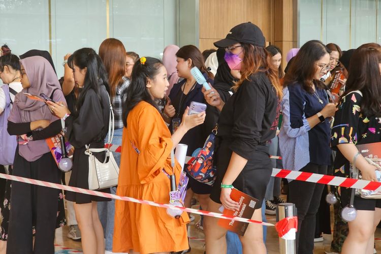 Sejumlah ARMY mengenakan baju oranye saat menonton konser Suga BTS | Agust D Tour in Jakarta yang digelar di ICE BSD, Tangerang, Banten, Sabtu (27/5/2023). Warna oranye dipilih karena Suga BTS sangat menyukai jeruk.