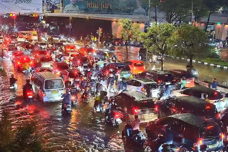 Banjir Terjang Palembang, Sejumlah Ruas Jalan Macet Panjang