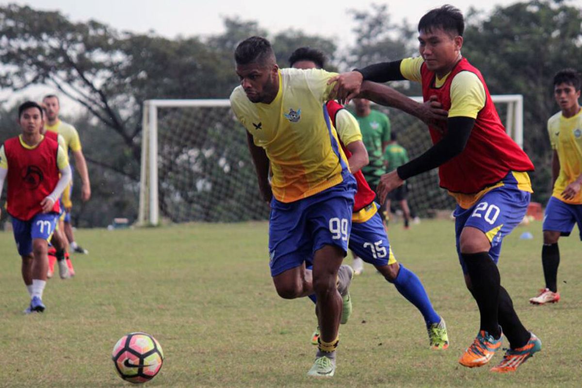 Herwin Tri Saputra (kanan) coba berebut bola dengan Patrick da Silva, saat masih sama-sama memperkuat Persegres Gresik United.