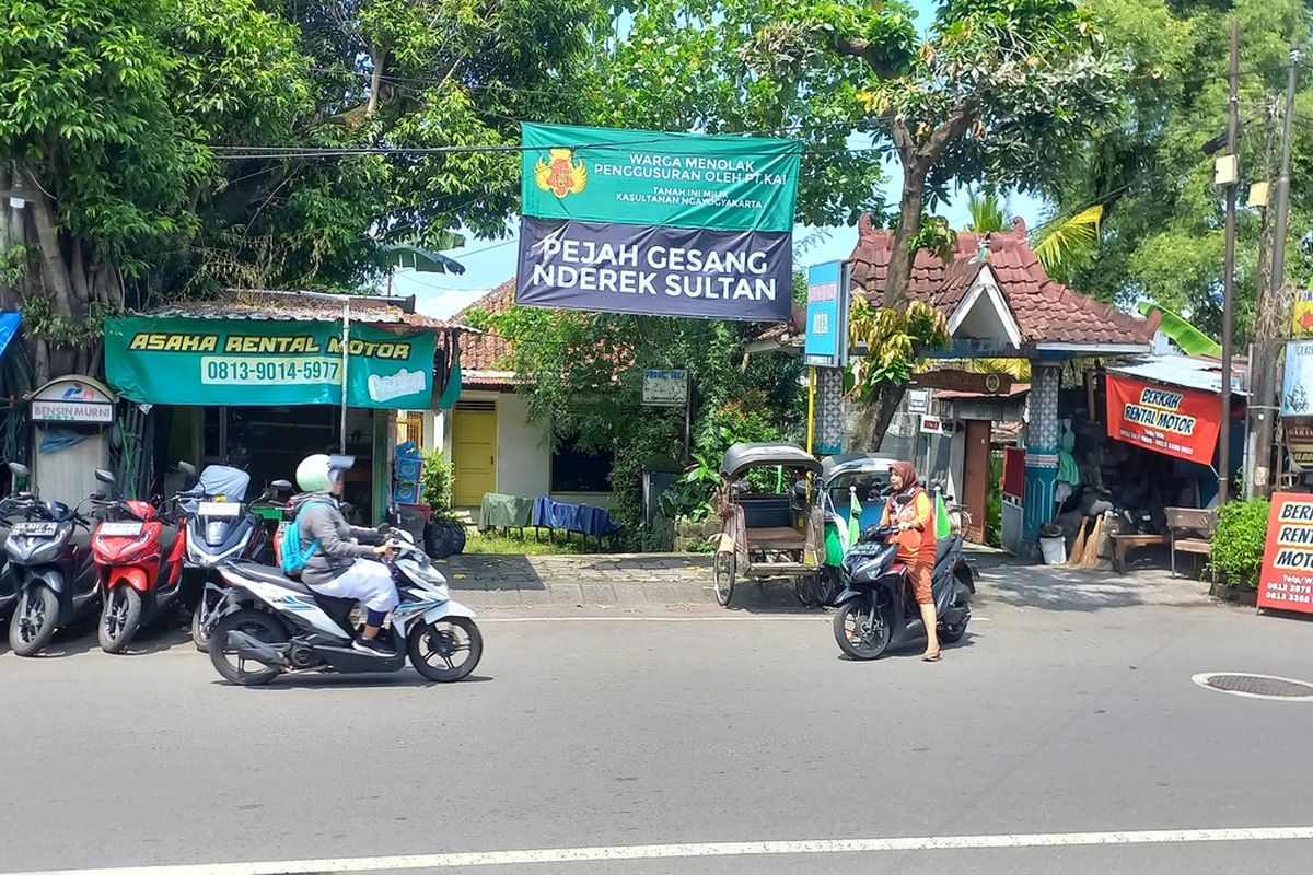 Spanduk tolak penggusuran dipasang di sekitar Stasiun Lempuyangan, Kota Yogyakarta, Rabu (9/3/2025). PT KAI Beri Ultimatum ke Warga Lempuyangan untuk Pindah, Apakah Ada Ganti Rugi?