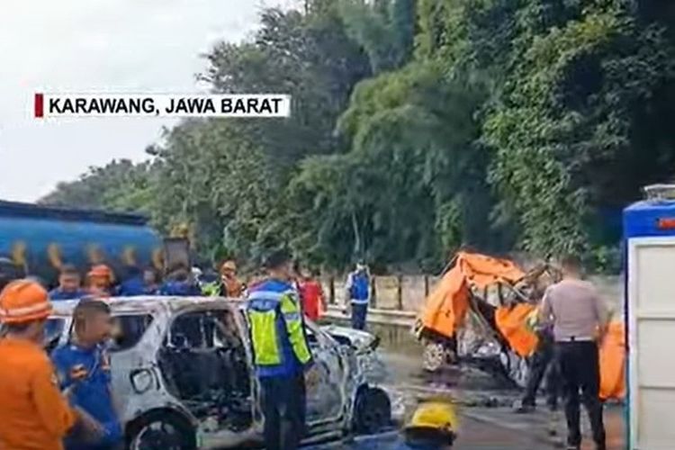 Kecelakaan Tol Cikampek melibatkan tiga kendaraan, yakni mobil Daihatsu Gran Max dan Daihatsu Terios serta bus Primajasa. Insiden ini terjadi pada Senin (8/4/2023) pagi.