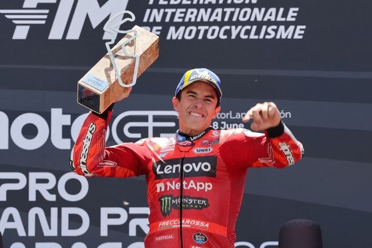 Pebalap Ducati Marc Marquez merayakan kemenangannya di podium setelah balapan MotoGP Aragon 2025 di sirkuit Motorland di Alcaniz, timur laut Spanyol, pada 8 Juni 2025.