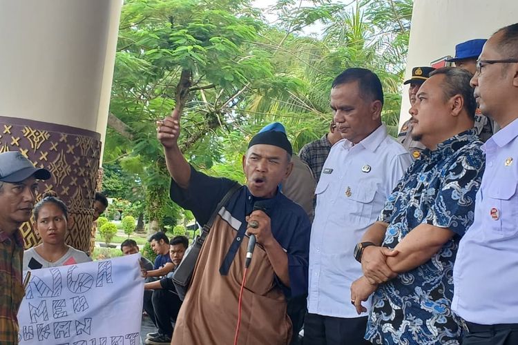 Menunggu Jawaban di Balai Kota Padang: Suara Ayah di Balik Kasus Kematian Pengamen Karim