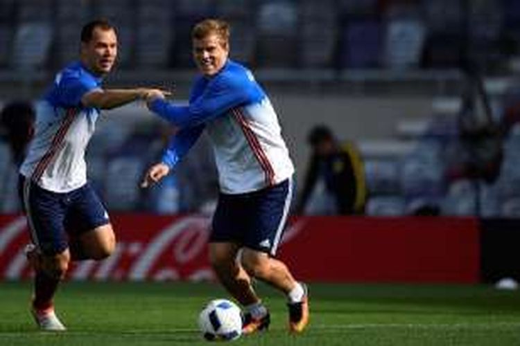 Sergey Ignashevich dan Aleksandr Kokorin berlatih bersama timnas Rusia jelang pertandingan melawan Wales, Minggu (19/7/2016).  