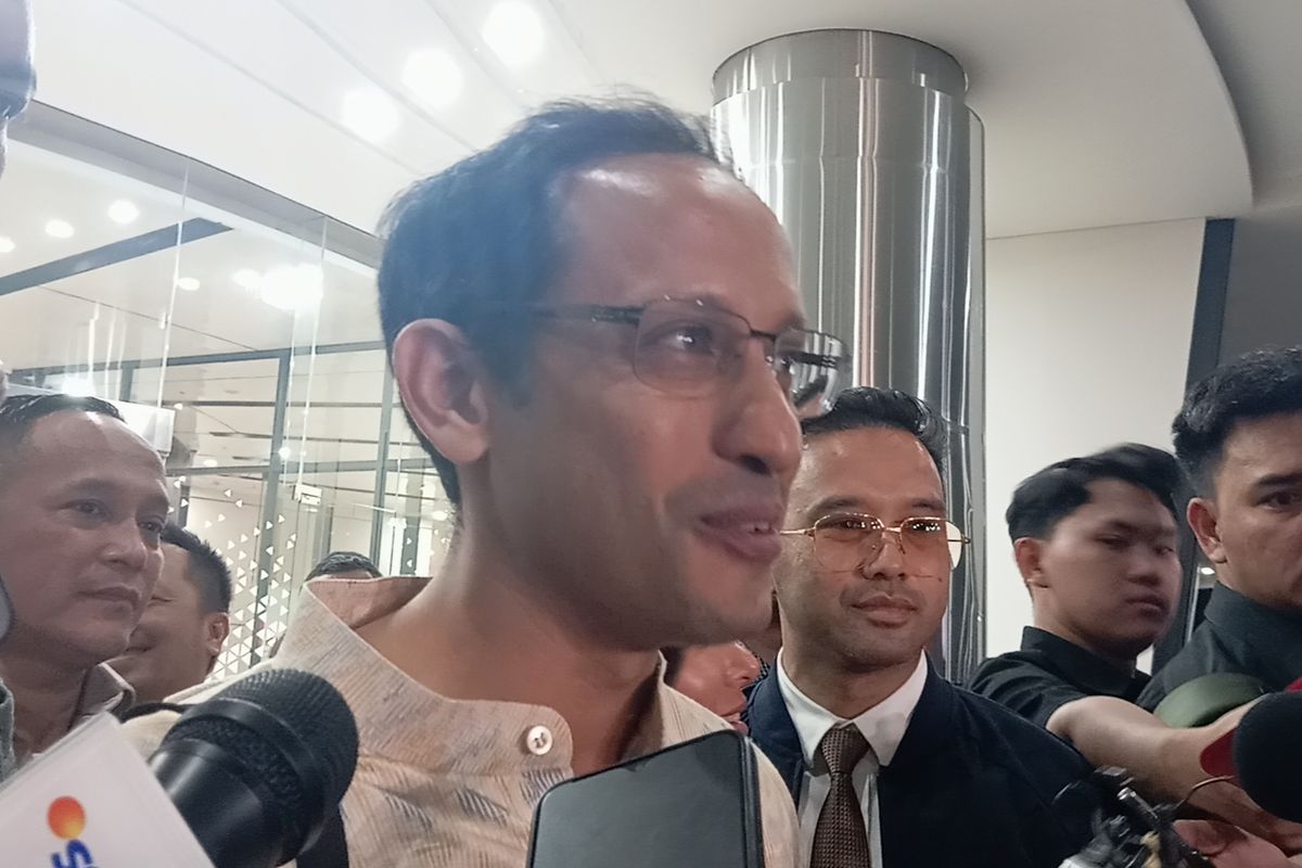 Eks Mendikbudristek Nadiem Makarim selesai diperiksa oleh penyidik Kejaksaan Agung sebagai saksi dalam kasus dugaan korupsi pengadaan laptop berbasis Chromebook, Jakarta, Senin (23/6/2025).