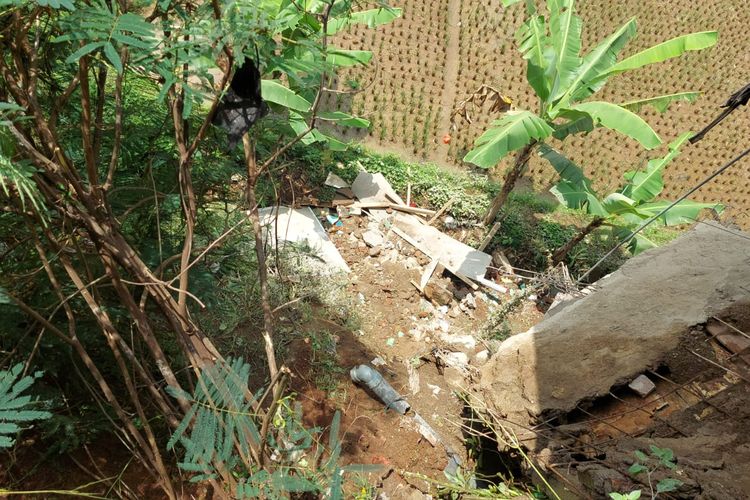 Rumah di Bandung Barat, Jawa Barat, yang ambruk pada Sabtu (10/9/2022) malam.