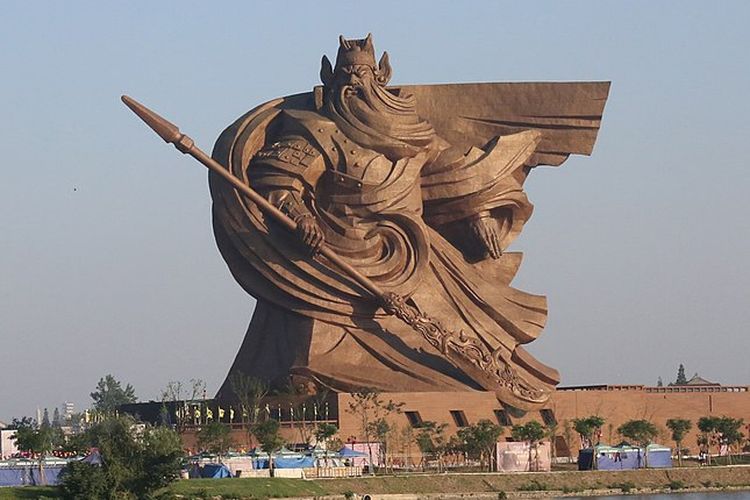 Patung perunggu dewa perang kuno Guan Yu di kota Jingzhou, China.