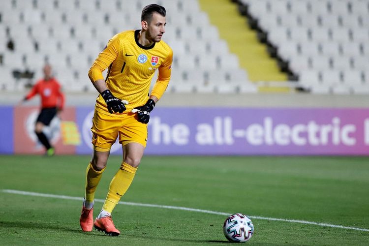 Penjaga gawang Slovakia, Martin Dubravka, melakukan tendangan gawang selama pertandingan sepak bola grup H kualifikasi Piala Dunia 2022 antara Siprus dan Slovakia di stadion GSP di ibukota Siprus Nicosia pada 24 Maret 2021.