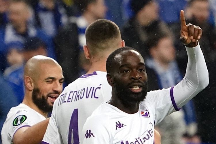 Jonathan Ikone merayakan gol dalam laga leg pertama perempat final Conference League 2022-2023 antara Lech Poznan vs Fiorentina di Stadion Poznan, 13 April 2023. (Photo by JANEK SKARZYNSKI / AFP)