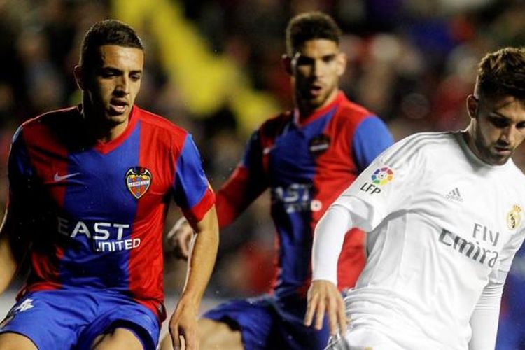 Striker muda Real Madrid, Borja Mayoral (putih), melindungi bola dari pemain Levante pada lanjutan La Liga di Stadion Ciutat de Valencia, Kamis (3/3/2016).
