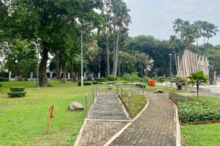 Jalur pejalan kaki atau olahraga di Taman Proklamasi, Menteng, Jakarta Pusat. 