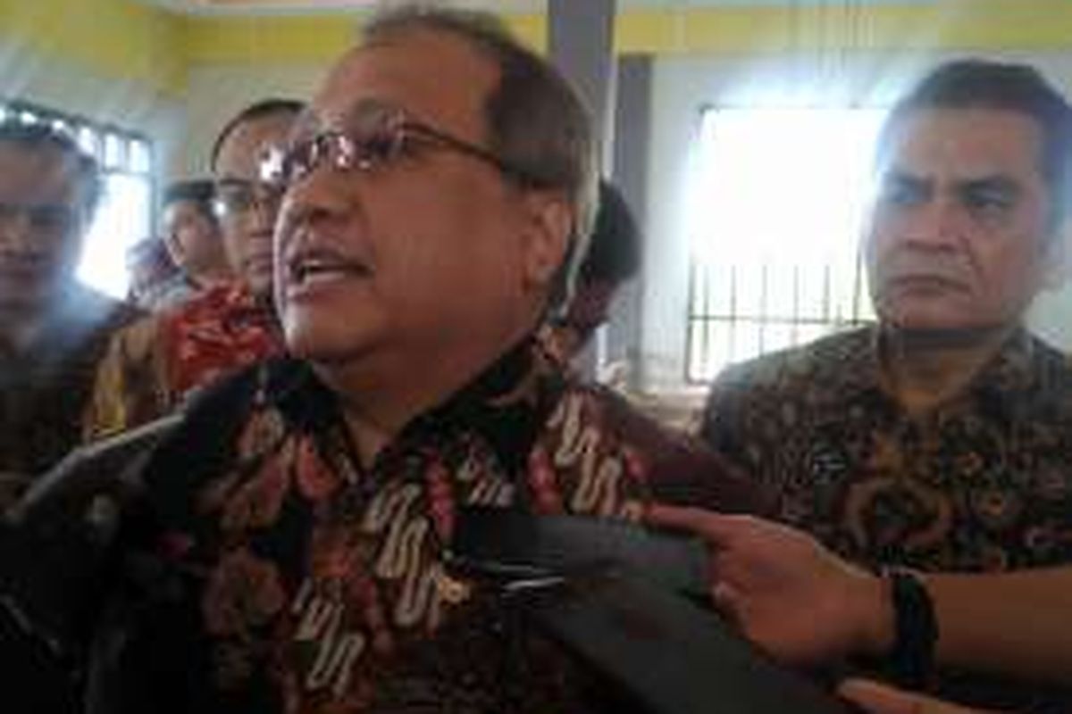 Wakil Ketua Dewan Komisioner OJK Rahmat Waluyanto, saat memberikan keterangan kepada wartawan di Ambon, Selasa (24/5/2016)