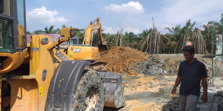 Alat berat membuat sekat di lokasi semburan gas agar lumpur tidak menyebar semakin meluas di kawasan Ponpes IBS Riau Kampus 2 di Kelurahan Tuah Negeri, Kecamatan Tenayan Raya, Kota Pekanbaru, Riau, Rabu (10/2/2021).
