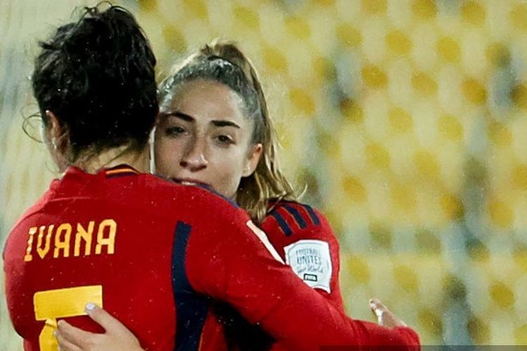 Pemain belakang Spanyol, Olga Carmona (kanan), berpelukan dengan rekan setimnya, Ivana Andres, usai timnya menang 3-0 atas Kosta Rika dalam penyisihan Grup C Piala Dunia Wanita 2023 di Stadion Wellington atau dikenal dengan Stadion Sky di Wellington, Jumat (21/7/2023). Piala Dunia Wanita 2023 berlangsung di Australia dan Selandia Baru.