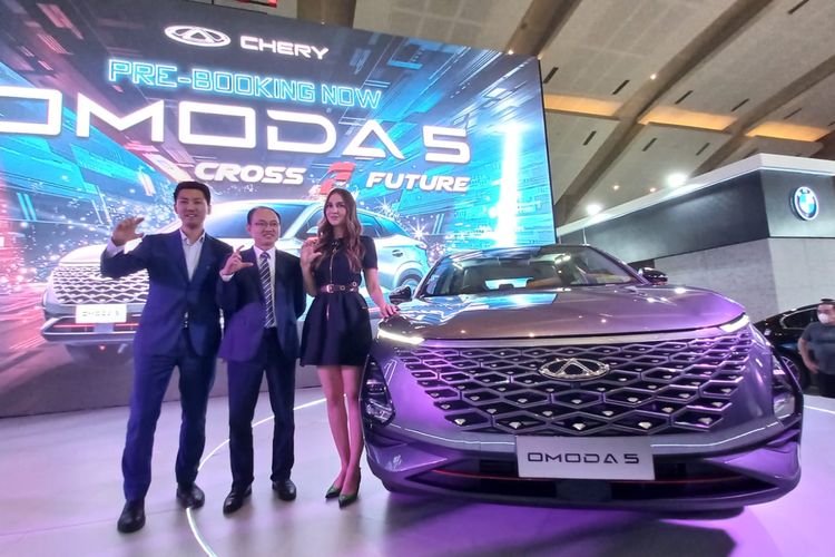 Luna Maya hadir di booth Chery di Indonesia International Motor Show (IIMS) 2023 untuk membeli Omoda 5