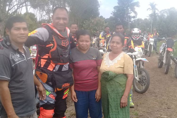 Bupati Ngada Marianus Sae foto bersama warga Kampung Waekolong, Desa Ranakolong, Kecamatan Kota Komba, Kabupaten Manggarai Timur, Flores, NTT, Minggu (1/10/2017). Bupati bersama Bajawa Trail Community menjelajahi Ngada dan Manggarai Timur.