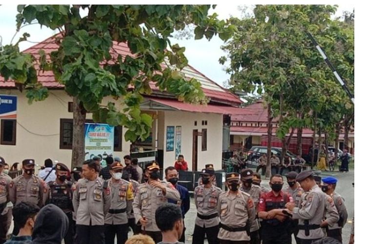 Foto//Puluhan Mahasiswa Peserta Aksi Gelar Demo Di Mapolres Touna Pada Rabu (29/6)