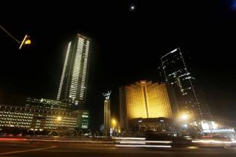 Suasana malam hari jelang Earth Hour di kawasan Bundaran Hotel Indonesia, Jakarta Pusat, Sabtu (31/3/2012) malam.