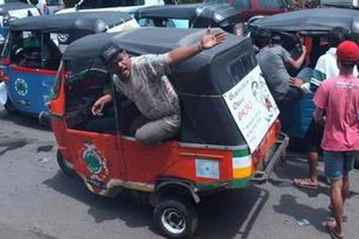 Pengemudi bajaj saat mengikuti aksi unjukrasa di depan Balaikota Jakarta, Jalan Medan Merdeka Selatan, Jakarta Pusat, Kamis (7/2/2013). Dalam aksi itu mereka menuntut realisasi peremajaan armada bajaj di Jakarta.
