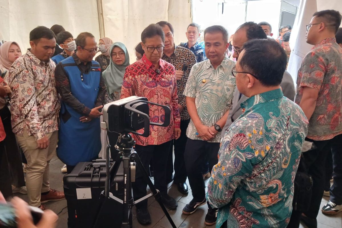 Menteri Kesehatan Budi Gunadi Sadikin meluncurkan alat skrining tuberkulosis (TBC) yakni alat rontgent portabel alias Portable X-Ray. Peluncuran tersebut dilakukan dalam Kampanye TBC pada peringatan Hari Anak Nasional 2024 di Gedung Sate, Bandung, Jumat (2/8/2024).