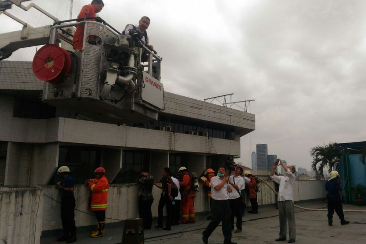 Menteri Desa, Transmigrasi, dan Pembangunan Daerah Tertinggal Eko Sanjoyo meninjau Gedung Transmigrasi yang terbakar, Senin (28/8/2017).