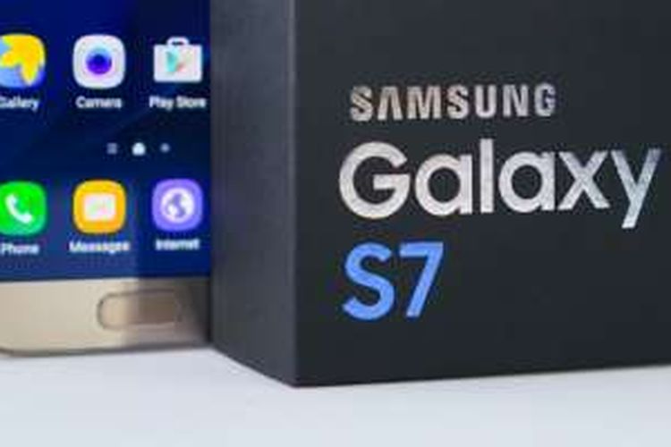 Smartphone Galaxy S7 beserta kotak kemasan