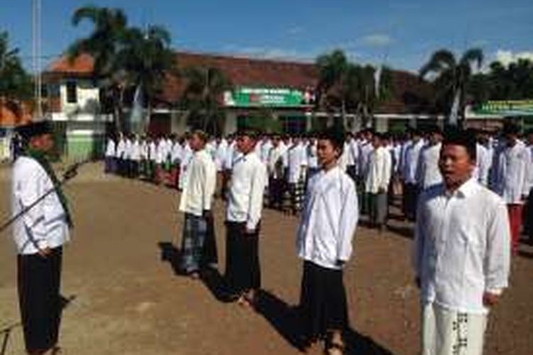 Wakil Ketua Komisi A DPRD Provinsi Jawa Timur, Miftahul Ulum, Menjadi Komandan Upacara Dalam Rangka Hari Santri Nasional, Sabtu (22/10/2016/.