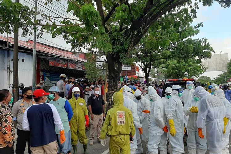 Tim gugus Tugas Covid-19 menyiagakan sebuah mobil ambulans untuk membawa kembali jasad pasien Covid-19 yang sebelumnya diambil paksa pihak keluarga, Jumat (26/6/2020). Upaya membawa kembali jenazah Covid-19 itu ikut dikawal ratusan anggota polisi di kawasan tersebut