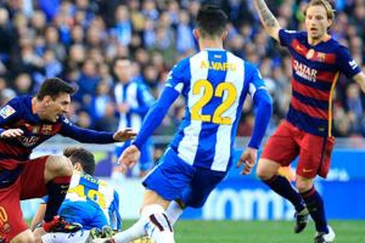 Lionel Messi dapat pengawalan ketat saat Barcelona bertandang ke markas Espanyol, Sabtu (2/1/2016). 