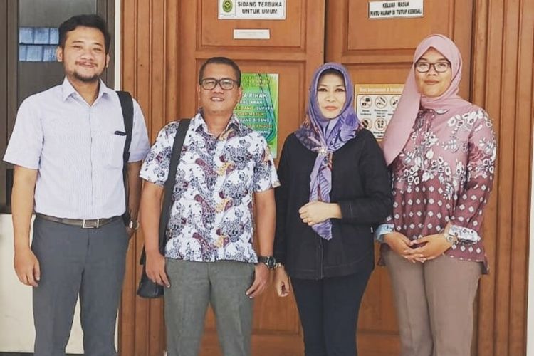 Eks dosen Universitas Stikubank (Unisbank) Semarang, Ema Rahmawati bersama kuasa hukum 