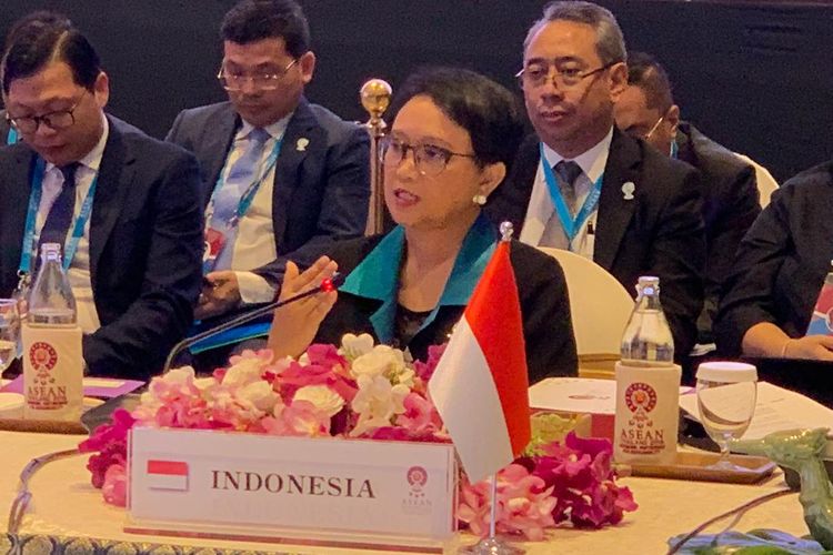 Menlu RI pada pertemuan ASEAN Coordinating Council (ACC) ke-24 di Bangkok, Thailand, Sabtu (2/11/19).