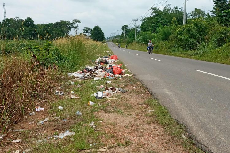 Sampah berserakan di Jalan Fatmawati Dalam, Kampak, Pangkalpinang, Bangka, Selasa (6/6/2023).