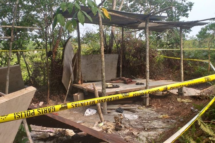 Gubuk tempat persembunyian dan latihan terduga teroris disebuah kebun karet di Desa Kuapan, Kecamatan Tambang, Kabupaten Kampar, Riau, Selasa (12/11/2019).