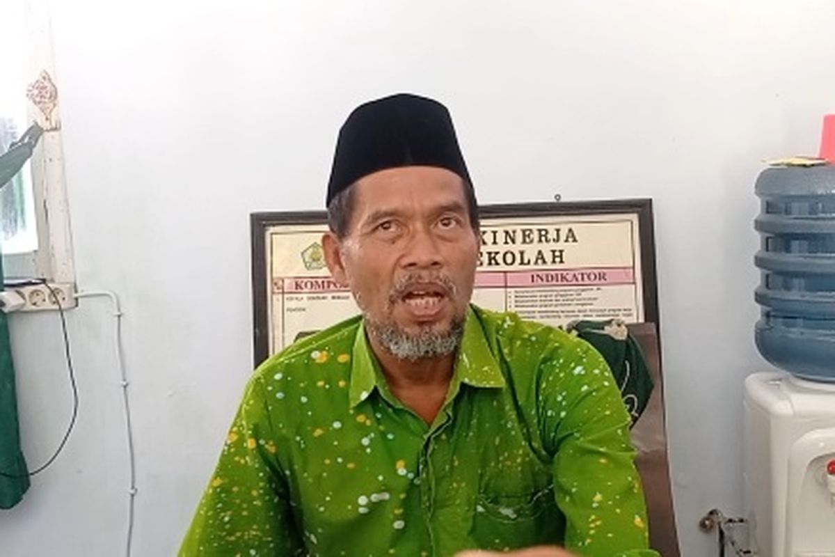 Kepala MTsN 4 Magetan, Giana, mengaku diancam dan diperas, lalu ada permintaan biaya operasional kantor dan dibelikan laptop oleh 4 orang yang mengaku pengawas BOS, Jumat (19/7/2024).