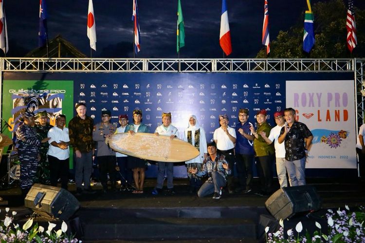Menteri Pemuda dan Olahraga (Menpora) Zainudin Amali (tengah) berfoto bersama setelah membuka liga selancar Dunia atau World Surf League (WSL) 2022 Championship Tour (CT), Jumat (27/5/2022).