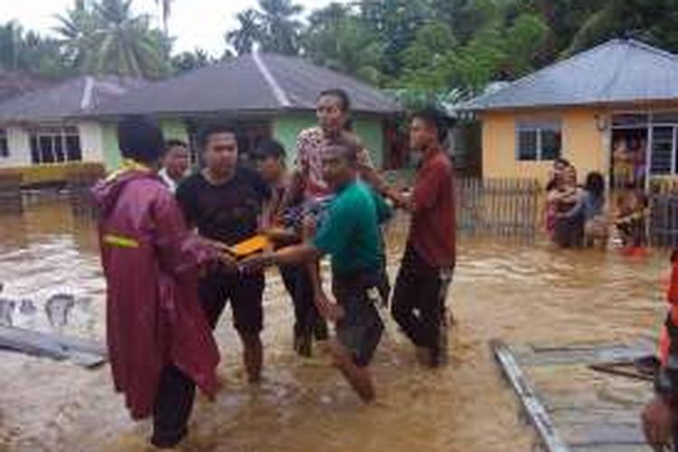 Sejumlah orang mengevakuasi warga yang rumahnya diterjang banjir di Kabupaten Boalemo. Sejumlah fasilitas umum tidak dapat digunakan.