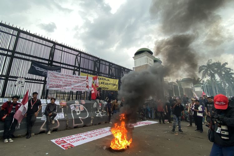 Gerbang DPR Diselimuti Asap Hitam, Buruh Bakar Ban dan Spanduk Tuntut Suara Didengar