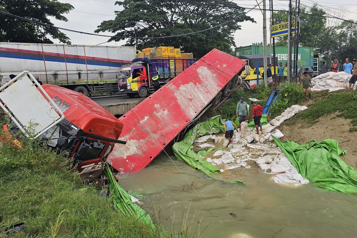 Truk bermuatan pupuk urea mengalami kecelakaan tunggal dan terjun ke sungai di Desa Ketitangwetan, Kecamatan Batangan, Kabupaten Pati, Sabtu (13/12/2025) dini hari, sekitar pukul 03.00 WIB 