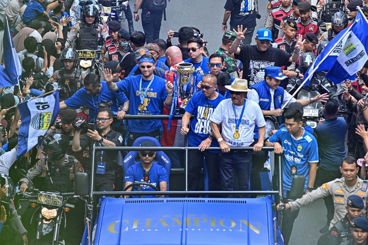 Kapten Persib Bandung menyapa Bobotoh dan par warga di barisan paling depan konvoi juara Liga 1 2024-2025, jalanan Kota Bandung menjadi lautan biru pada Minggu (25/5/2025). 