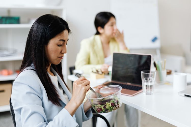 Ilustrasi istirahat makan siang di kantor. 