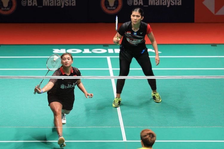 Pasangan ganda putri Indonesia, Yulfira Barkah (kanan) dan Jauza Fadhila Sugiarto bertanding melawan senior mereka, Greysia Polii/Apriyani Rahayu, pada laga perempat final Malaysia Masters 2019, di Axiata Arena, Kuala Lumpur, Malaysia, Jumat (18/1/2019).