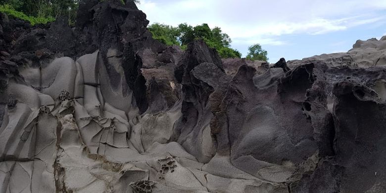 Pesona tebing Pantai Ogor Paret di Desa Waihama, Kecamatan Doreng, Kabupaten Sikka, NTT yang selalu memanjakan mata para pengunjung, Rabu (3/4/2019).