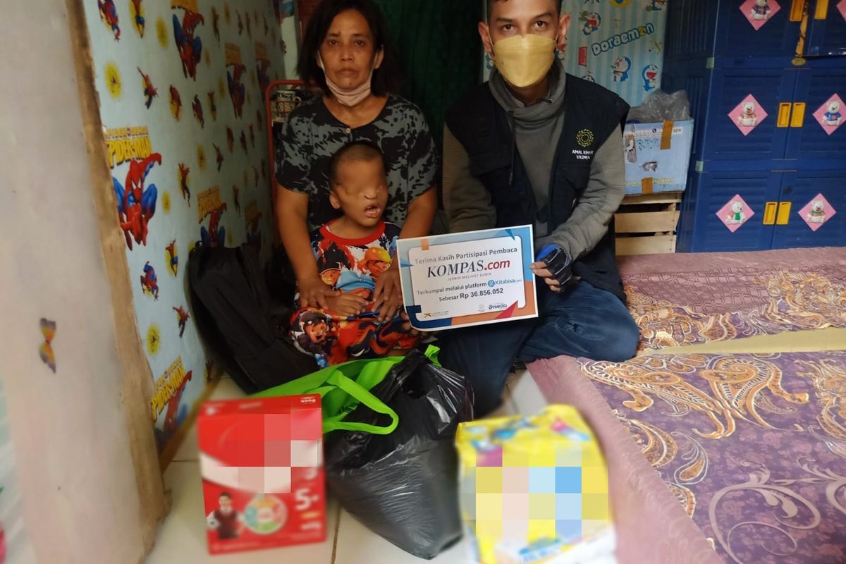 Keluarga Azmmi Ramadan menerima bantuan dari pembaca KOMPAS.com dengan total Rp 36,8 juta. 