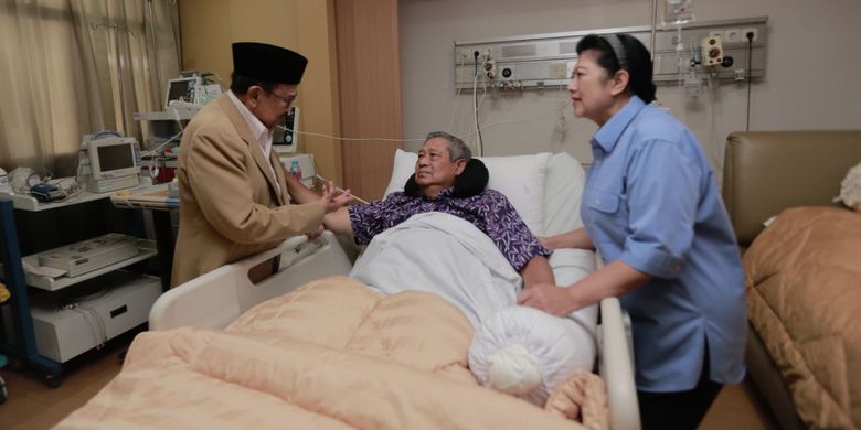 Presiden ketiga RI Bacharuddin Jusuf Habibie menjenguk Presiden keenam RI Susilo Bambang Yudhoyono di Rumah Sakit Pusat Angkatan Darat (RSPAD)