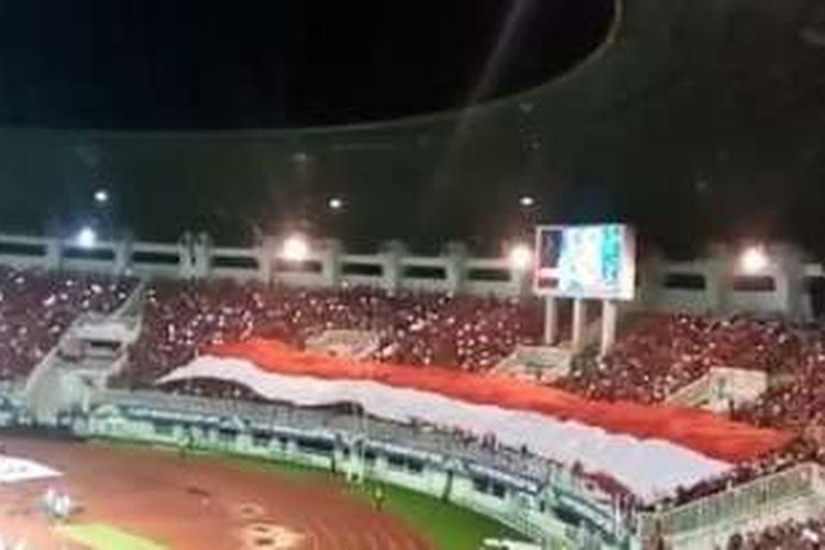 Bendera Merah Putih raksasa berkibar pada laga final pertama Piala AFF 2016 antara Indonesia dan Thailand di Pakansari, Rabu (14/12/2016).